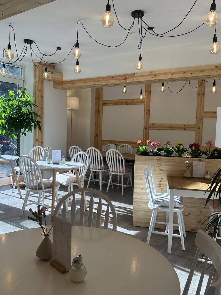 cafe bibimbox von innen mit sanfter beleuchtung und weiß-hellholz interior